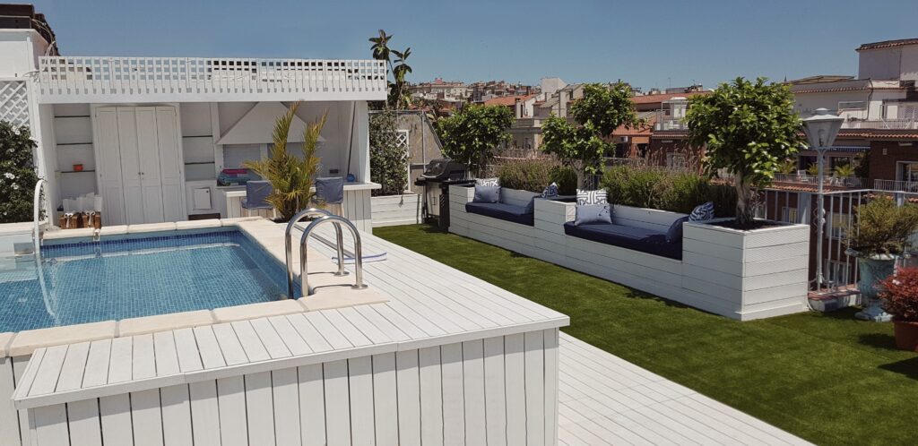 Mobiliario exterior con celosía y piscina forrada de madera maciza